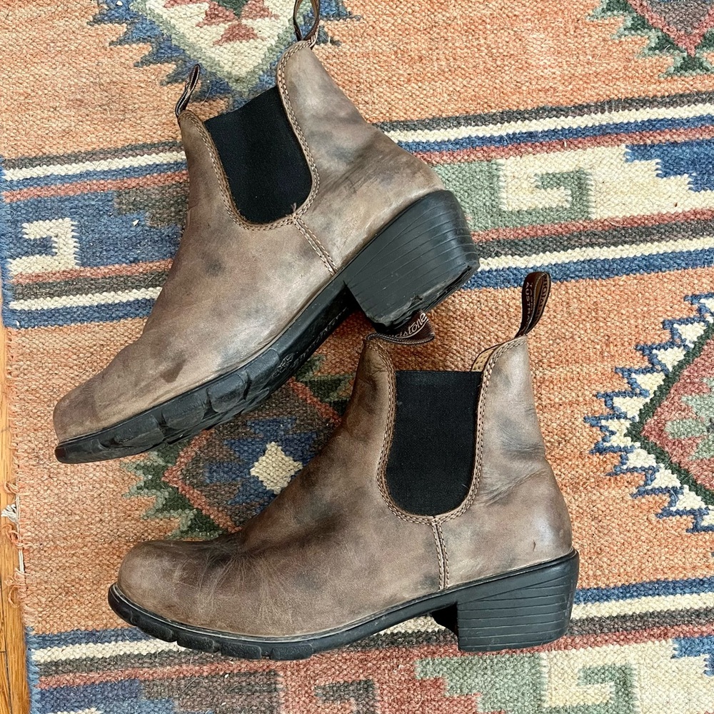 Blundstone #1677 heeled boots in rustic brown